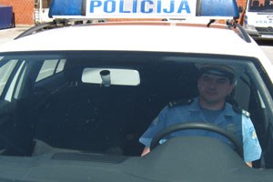 Slika fotografije/opcenite fotografije/karton_policajac.jpg